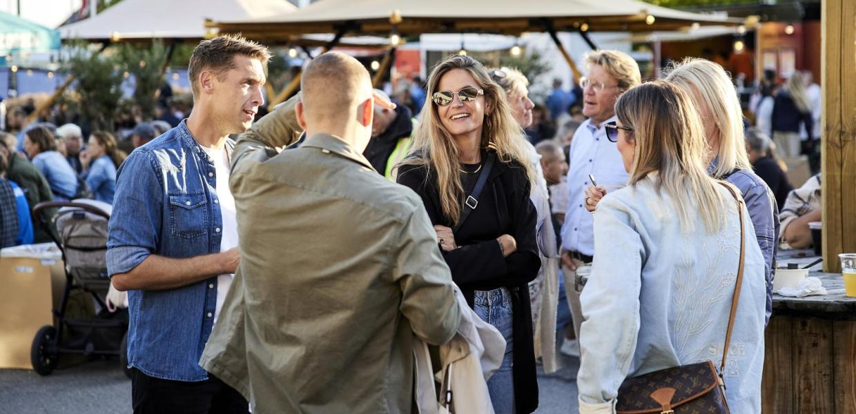 Gruppe står og snakker til Food Festival