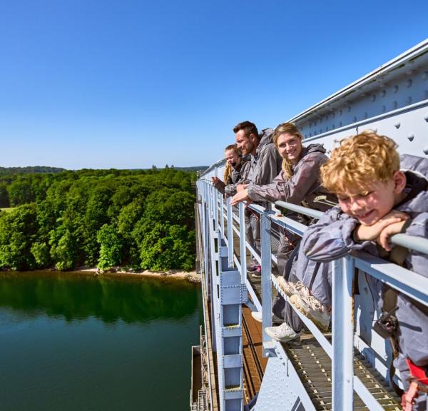 Familie på bridgewalking på Den Gamle Lillebæltsbro