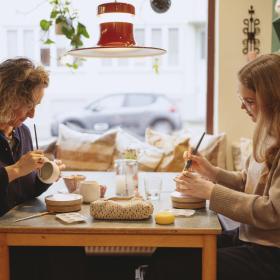 Mal keramik hos Café Kaffekop i Fredericia